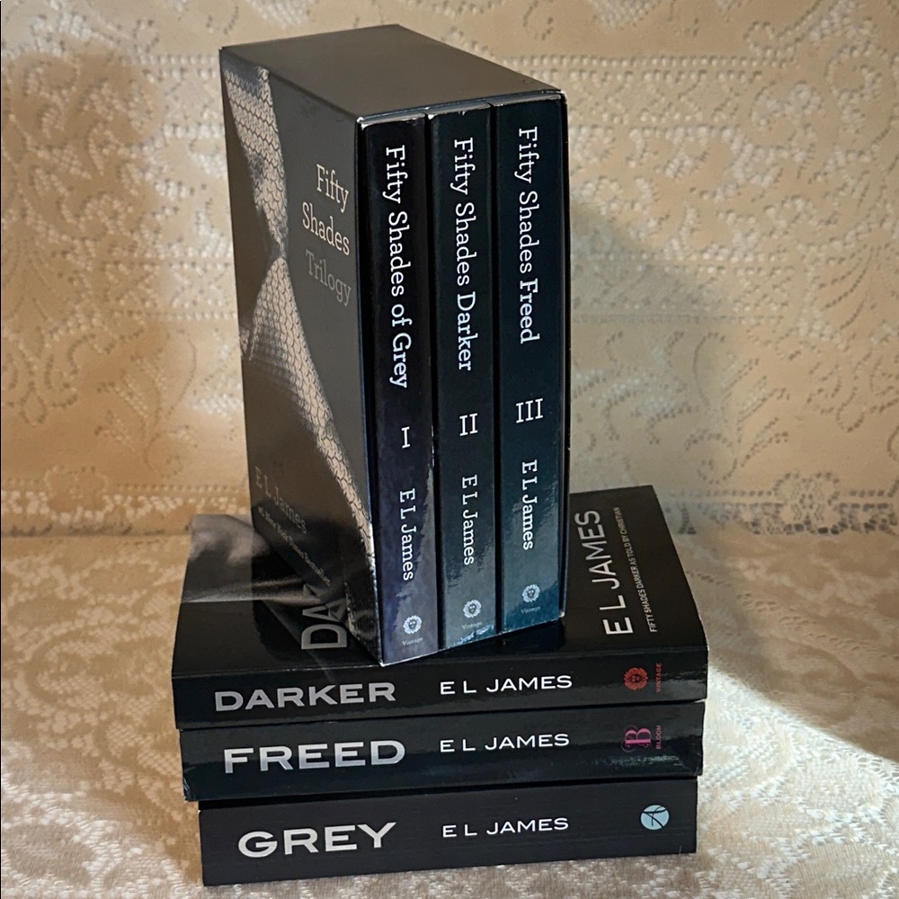 Fifty Shades of Grey Trilogy set / Darker / Freed / Grey 6-book lot